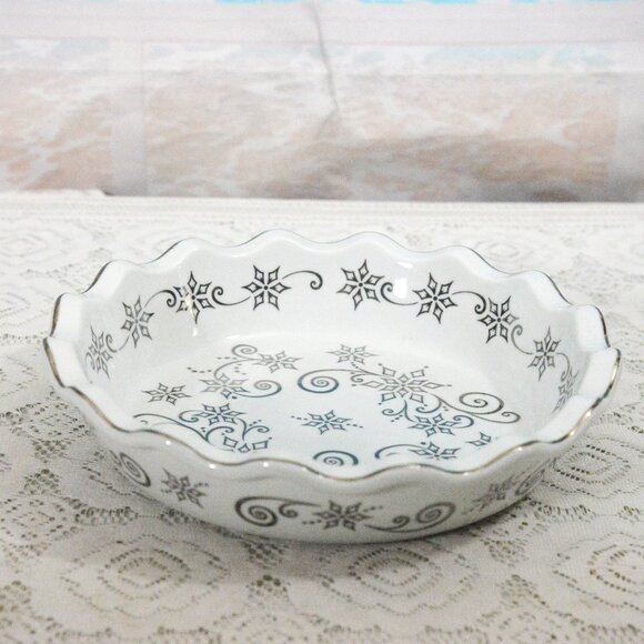 Temp-tations Presentable Ovenware 9" Fluted Pie Quiche Dish with Snowflakes - Picture 2 of 5